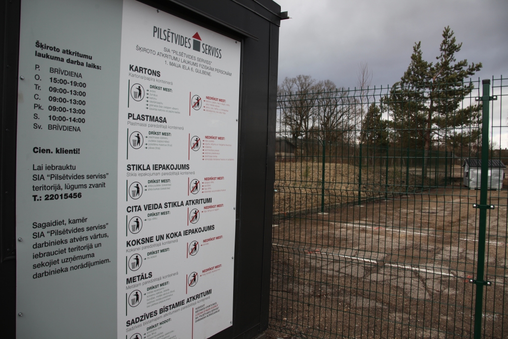 SIA “Pilsētvides serviss” pamazām būs izpildījusi visas Gulbenes novada būvvaldes noteiktās prasības. Tikai pēc tam dalīti vākto atkritumu laukums 1.Maija ielā 6, Gulbenē, oficiāli būs nodots ekspluatācijā un būs pieejams iedzīvotajiem.
Autors: Gatis Bogdanovs