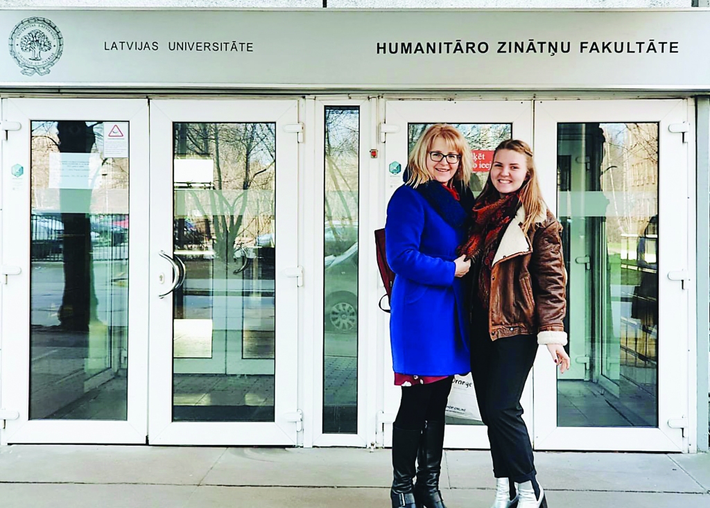 Savu skolnieci Līvu Liliju Graņicu valsts olimpiādes dienā Rīgā atbalsta un iedrošina skolotāja Iveta Zvaigzne. 
Autors: no personiskā arhīva