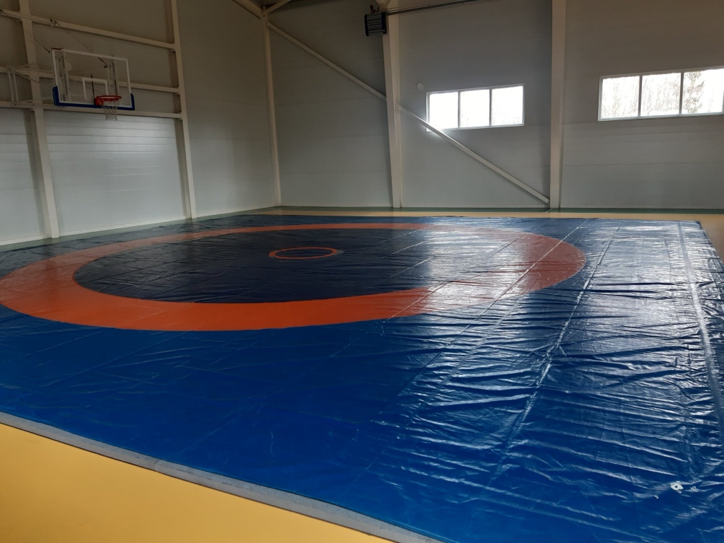 Pagājušajā piektdienā Galgauskas sporta zālē tika ieklāts brīvās cīņas paklājs. Tagad tur notiks brīvās cīņas treniņi. 	
Autors: no personiskā arhīva