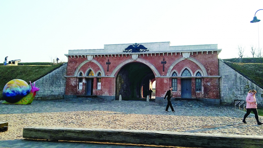 Nikolaja vārti. “Ja Sanktpēterburga ir izcirtusi logu uz Eiropu, tad no Daugavpils uz Eiropu bija izcirsti vārti,” tā par šo objektu 2013.gadā teikuši Daugavpils cietokšņa apsaimniekotāji. Virs vārtiem redzams senais simbols - metāla ērglis. Vārtu vērtnes ir 200 gadus vecas un ar savu īpašu auru un vēsturi.
Autors: Pārsla Konrāde