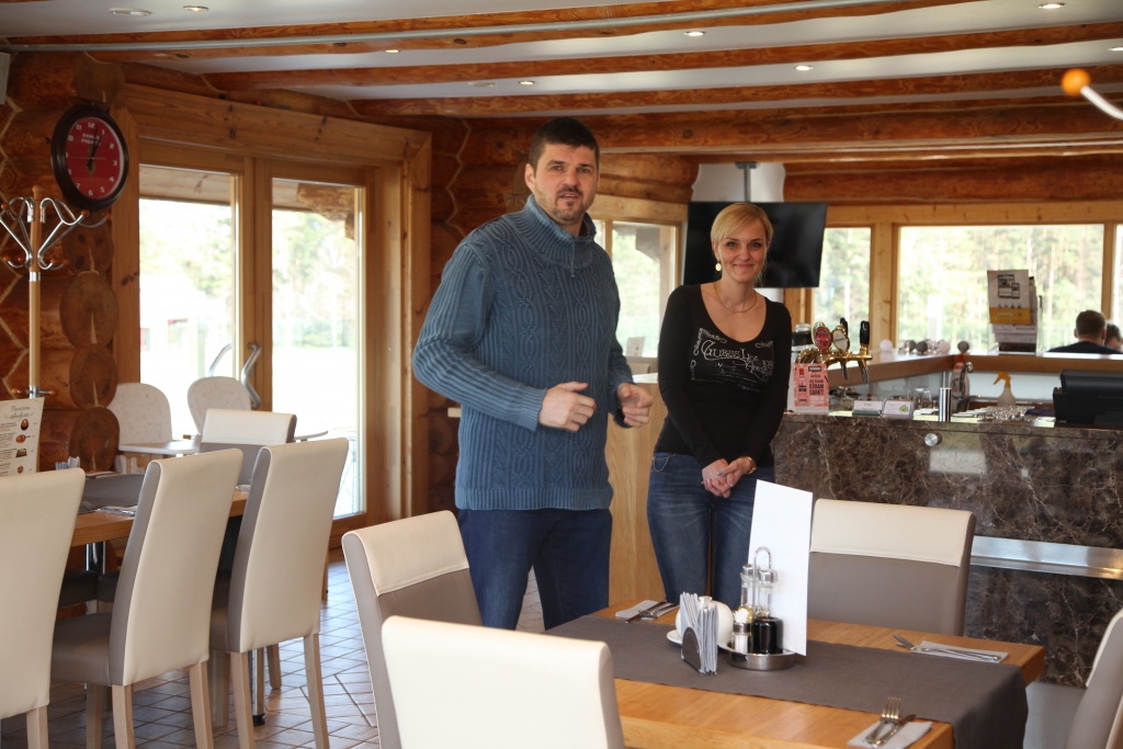 Atpūtas komplekss “Lācītes” atrodas Gulbenes – Smiltenes ceļa malā, tāpēc ir lielāks risks, ka tajā garāmbraucēji var ienest koronavīrusu. Kopš 18.marta atpūtas komplekss ir apmeklētājiem slēgts. Tagad daļa no 12 atpūtas kompleksa darbiniekiem, kuri nav izmantojuši atvaļinājumu, ir apmaksātā atvaļinājumā. Pārējiem tiek nodrošināta darba samaksa. SIA “Taino 5” izpilddirektors Gatis Dunajevs un šefpavāre Lilita Bogačkova atzīst, ka labāk ir pārtraukt darbu, lai novērstu risku inficēties ar koronavīrusu. 	
Autors: Gatis Bogdanovs