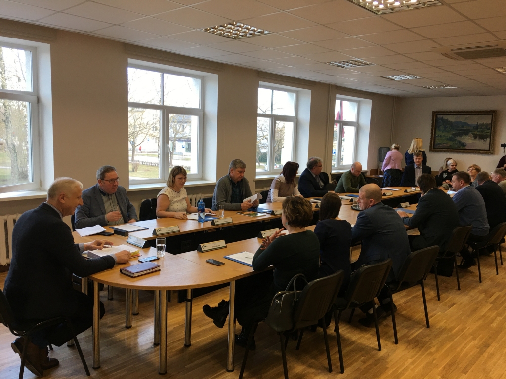 Uz domes sēdi ceturtdien, kad lēma par vidusskolu tīklu novadā, bija ieradušies visi 17 deputāti. Tika nolemts, ka netiek atvērta 10.klase Lejasciema vidusskolā - par to nobalsoja 14 deputāti, pret bija 3 deputāti: Guna Pūcīte, Intars Liepiņš, Andris Vējiņš. Tieši tāds pats identisks balsojums bija par Lizuma vidusskolas 10.klasi. Lēmumprojekts paredzēja, ka Gulbenē apvieno abas skolas un ar 1.augustu veido jaunu skolu. Deputāti sāka par šo jautājumu diskutēt un līdz laikraksta nodošanai vēl nebija nonākuši līdz kopsaucējam. Par to informēsim turpmāk.   
Autors: Diāna Odumiņa 