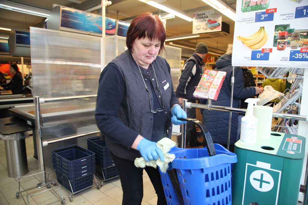 Gan darbinieku, gan klientu drošībai “Maxima Latvija” jau ieviesusi virkni drošības pasākumu, kā arī aicina ikvienu pircēju būt atbildīgam. 	
Autors: Gatis Bogdanovs