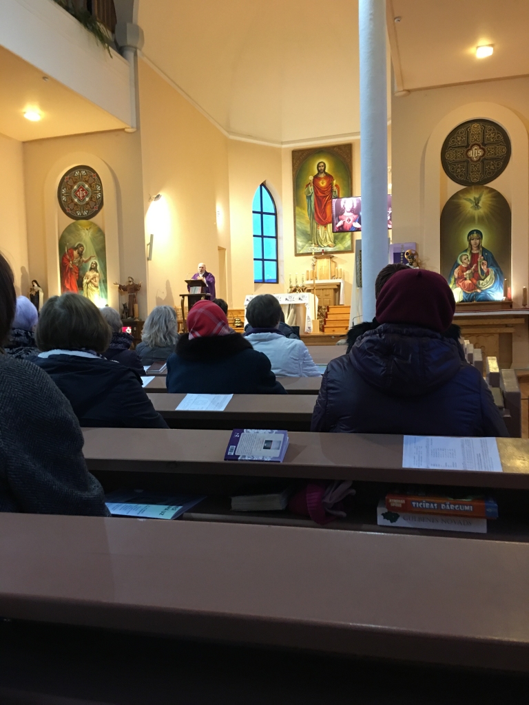 Pēdējā brīdī. 13.marta vakarā Gulbenes katoļu baznīcā pulcējās neliels cilvēku skaits - ne vairāk par 35 cilvēkiem. Tad vēl nebija spēkā liegums rīkot dievkalpojumus. Šobrīd, vīrusa karantīnā, baznīcās dievkalpojumi nenotiek. Apmeklēt baznīcas ļauts tikai vienatnē. 	
Autors: Diāna Odumiņa