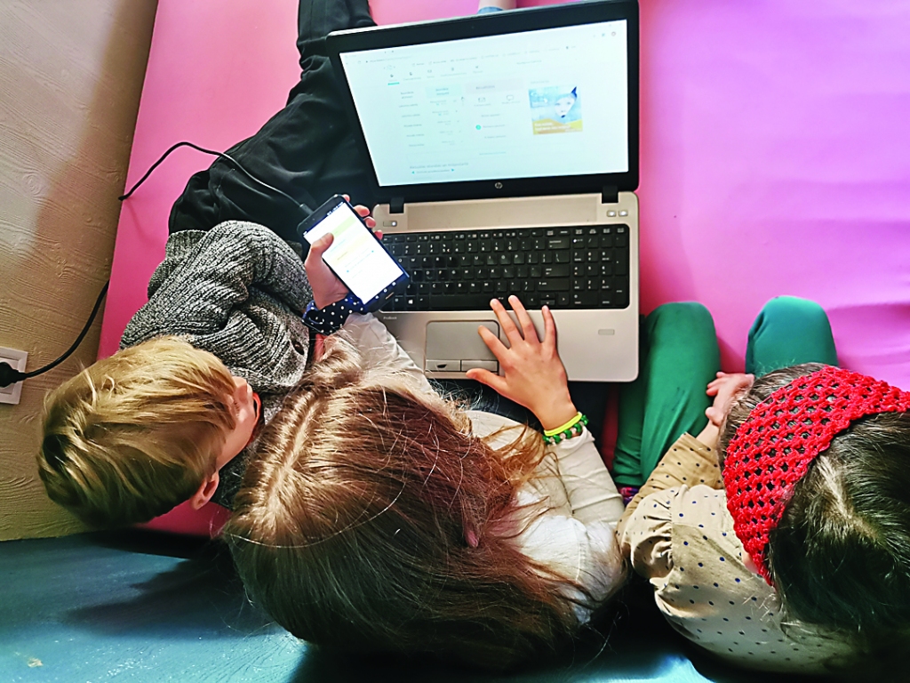 Bērniem “E-klasē” ir mācību plāns visai nedēļai. Ģimenēs, kurās ir vairāki skolēni, mājās pieejamās ierīces būs jādala un jāatrod savs laiks saziņai ar skolotāju.	
Autors: Viktorija Slavinska-Kostigova