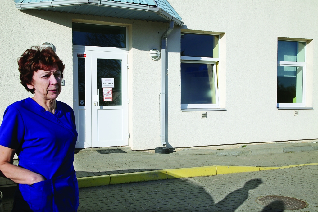 Kad valstī izsludināta ārkārtas situācija saistībā ar COVID-19, pārmaiņas gaida infekciju nodaļu Gulbenē. Infekciju nodaļas māsa Brigita Ķemere, kura tieši infekciju nodaļā Gulbenē ir nostrādājusi 30 gadus, pagaidām ir neziņā, kā notiks infekciju nodaļas reorganizācija. “Mums pagaidām nav informācijas, kā būs tālāk,” viņa saka “Dzirkstelei”. Viņa vēlētos labāku savstarpējo komunikāciju ar slimnīcu apvienības vadību. Viņu satrauc tas, ka šobrīd nav vairs arī ārsta infekcionista. “Pašlaik nodaļā ārstējas divi slimnieki. Jā, mēs strādājam un darām savu darbu, bet ārstu nav, mēs, medicīnas māsas, jūtamies arī nenovērtētas,” atzīst B.Ķemere. 	
Autors:  Inita Savicka