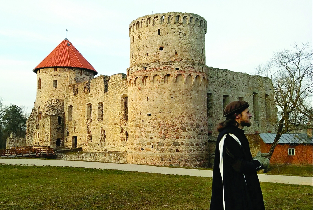 Kad ieejam pa pils vārtiem, nokļūstam 16.gadsimtā pie klostera brāļa. 
Autors: Pārsla Konrāde