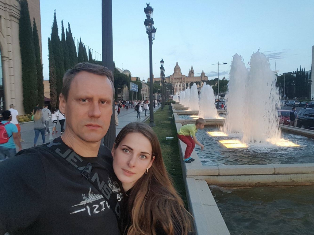 2016.gada vasarā Dārta Dikmane-Stūriška ar vīru Aldi bija Barselonā. Fotogrāfijas fonā redzams Montžuikas parks un Maģiskā strūklaka.  
Autors: no personiskā arhīva