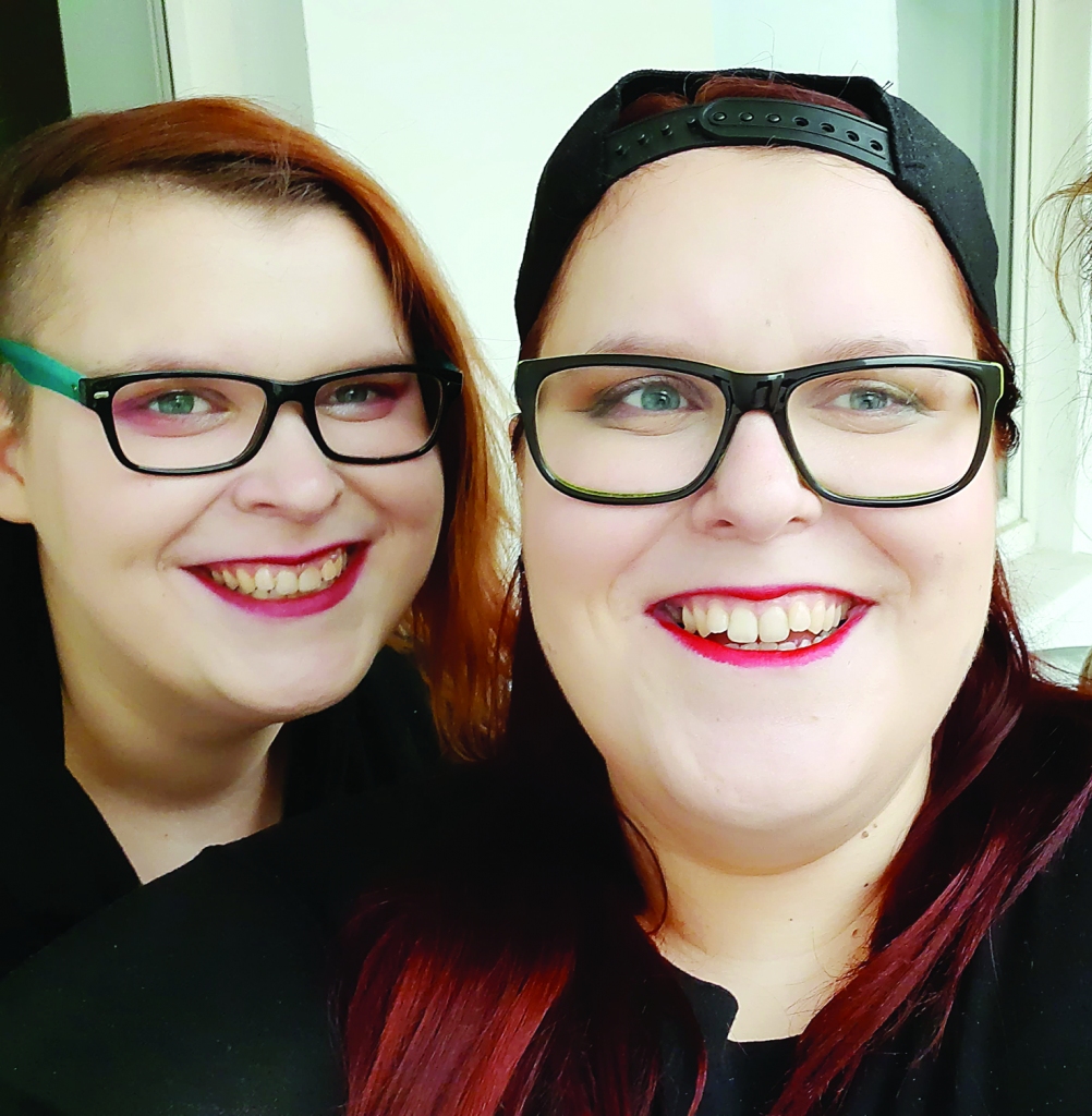 Andra (no kreisās) un Ance šonedēļ Polijā iznāks no pašizolācijas COVID-19 ierobežošanas pasākumu dēļ. Viņas turpinās ievērot personiskos drošības pasākumus. Izejot no mājām, lietos sejas maskas, kā arī maksimāli izvairīsies no tiešiem kontaktiem un turpinās strādāt attālināti.  Šīs prasmes māsām nav nekas  jauns. 
Autors: no personiska arhīva