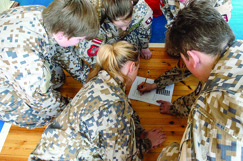 Jaunsargi sacentās četrās disciplīnās: ierindas skatē, automāta AK-4 jaukšanā un salikšanā, militāro pakāpju un roku signālu noteikšanā un florbolā. 	
Autors: Agnija Briedīte