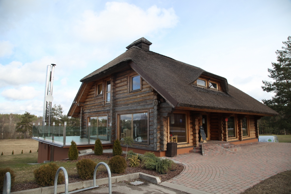 Atpūtas komplekss “Lācītes” ir viena no vietām, kur tiek piedāvātas pašizolācijas iespējas. Ir cilvēki, kuri atgriezušies no ārzemēm, izmanto šo iespēju.  Viņi dodas nevis uz mājām pie ģimenes, bet gan pavada divas nedēļas, būdami vieni. 
Autors:  no “Dzirksteles” arhīva