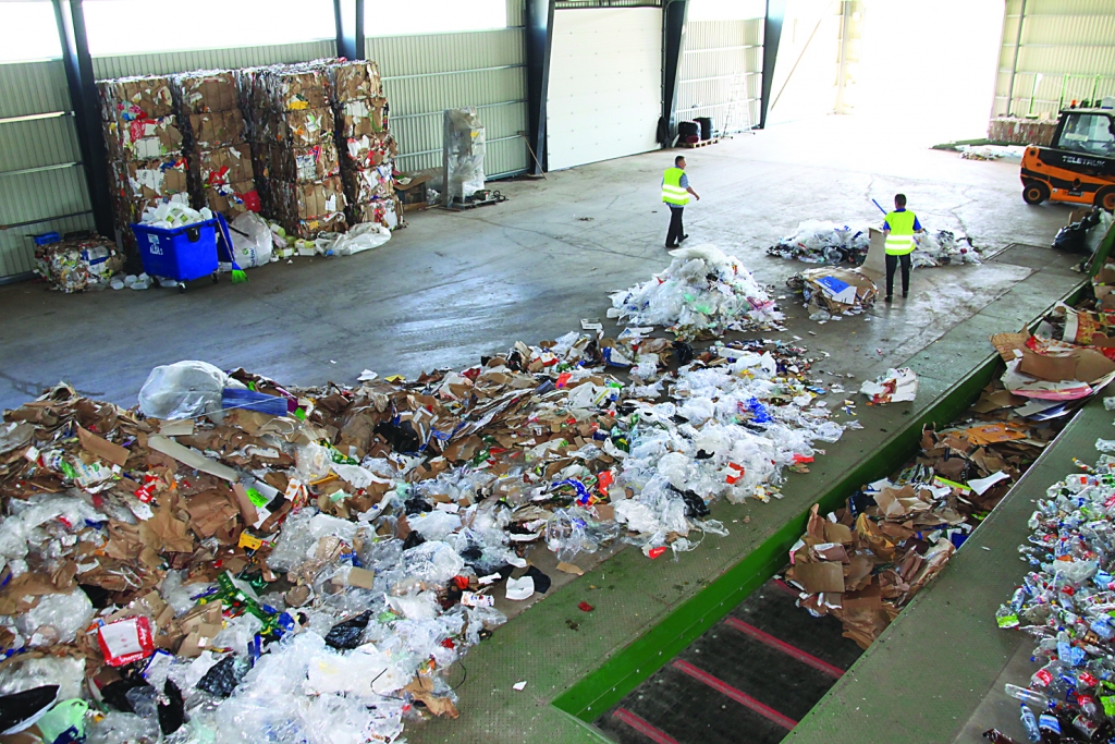 Vai tiešām nav intereses, lai poligons būtu Litenē? Vai tiešām tā darbība ir neienesīga? Tie ir jautājumi, uz kuriem gulbenieši gribētu saņemt alūksniešu atbildes. Kas notiks tupmāk ar poligona apsaimniekotāju - SIA “AP Kaudzītes”? Tie visi ir neskaidri jautājumi.  
Autors: no “Dzirksteles” arhīva