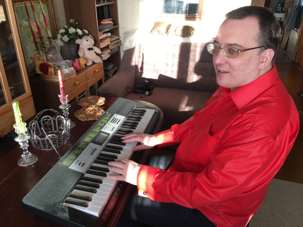 Svarīgi būt labā noskaņojumā un brīvo laiku pavadīt radoši. Astrologs Vladimirs Hermanis mājās muzicē. Arī viņš baidās saslimt ar COVID-19, tomēr neļaujas panikai.    
Autors: Diāna Odumiņa