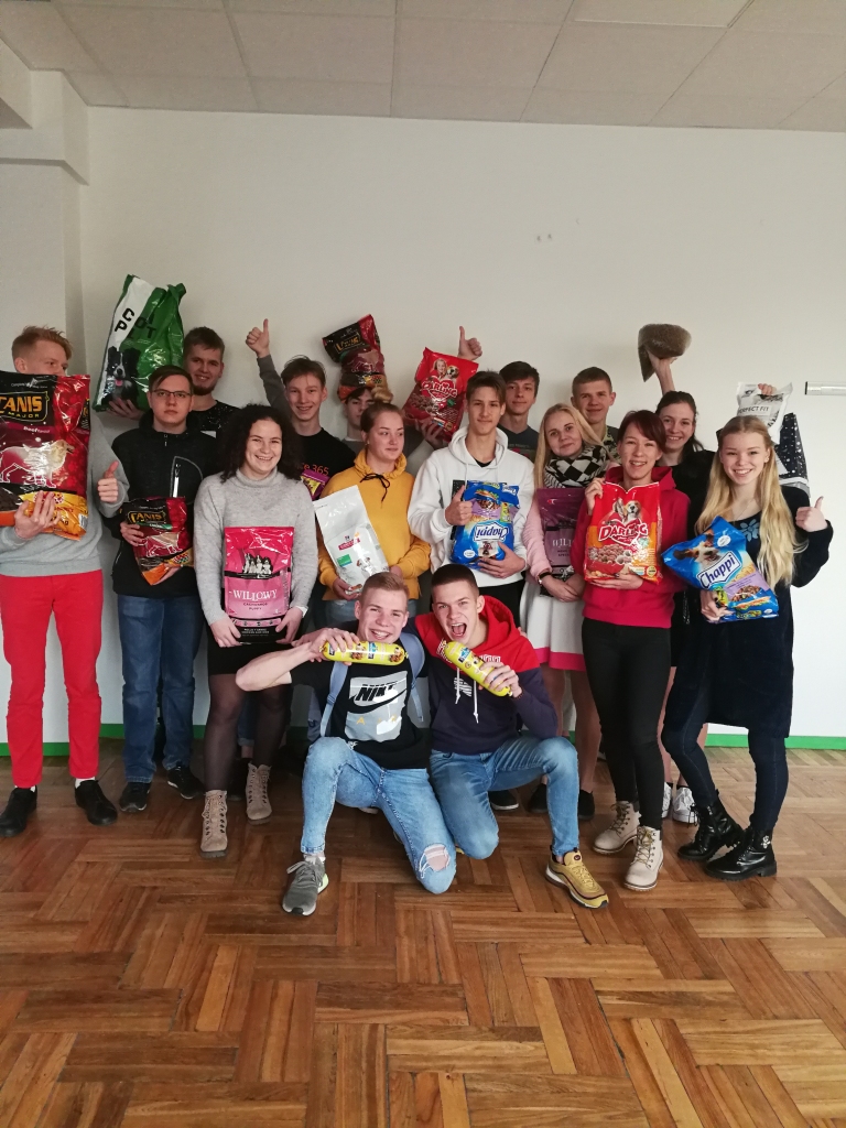 Saliedēta, aktīva klase, kura kopā gan mācās, gan realizē sociāli aktīvas idejas. Gulbenes 2.vidusskolas 11.a, kuras audzinātāja ir skolotāja Vita Medniece, piedalījās arī projektā “Jaunais pilsonis” un vāca barību dzīvnieku patversmei Alūksnē. 
Autors: no personiskā arhīva