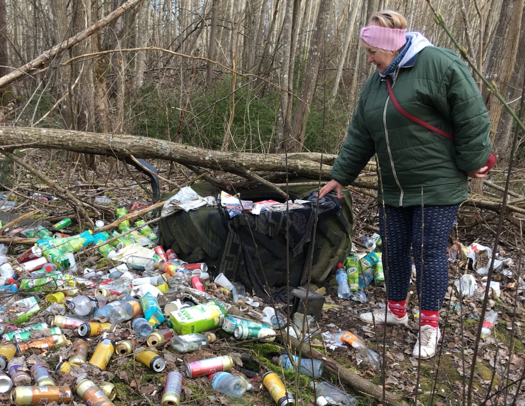 Grūti iedomāties, kam var patikt “tusēt”, atrodoties šādā atkritumu “jūrā” un piepalīdzot “kultūrslānim” tapt vēl biezākam. Gulbeniete Sandra Sopule šo vietu uzgāja, meklēdama vizbulītes.  
Autors: Diāna Odumiņa