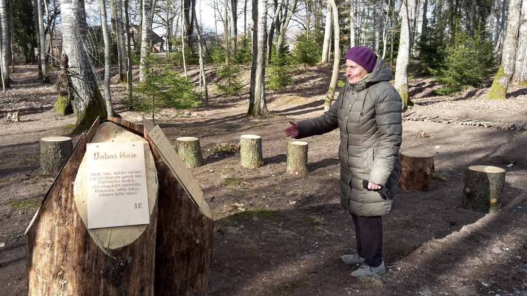 Stāķu parkā top Dabas klase, kuras iniciatore ir sporta skolotāja Aina Rubene. Anna Kokareviča (attēlā), kura savulaik strādājusi par skolotāju Stradu pamatskolā, ļoti atzinīgi vērtē izveidoto Dabas klasi Stāķu parkā. “Malači, kas to veido! Paldies viņiem! Kas gan var būt labāks par mācīšanos svaigā gaisā. Tiešām jauki!” saka A.Kokareviča.    
Autors:  Inita Savicka