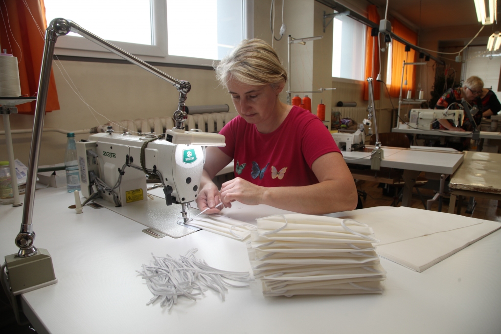 Šūšanas uzņēmumā SIA „Nemo” pašlaik ierobežota virsapģērbu ražošana un sākta sejas aizsargmasku izgatavošana. Ir saņemti pasūtījumi par vairāk nekā 25 tūkstošiem masku. Daļu no tām – aptuveni trīs tūkstošus vienkāršo masku nedēļā šūs tieši Gulbenes filiāle. Attēlā: šuvēja Una Rabkina, vienā dienā viņai jāuzšuj apmēram 150 vienkāršās maskas. Pirmās vairāk nekā simts maskas “Nemo” nosūtījis Rodengo-Saiano pilsētas iedzīvotājiem, kas atrodas ar COVID-19 visskartākajā Itālijas Lombardijas reģionā, kā ziedojumu.     
Autors: Gatis Bogdanovs