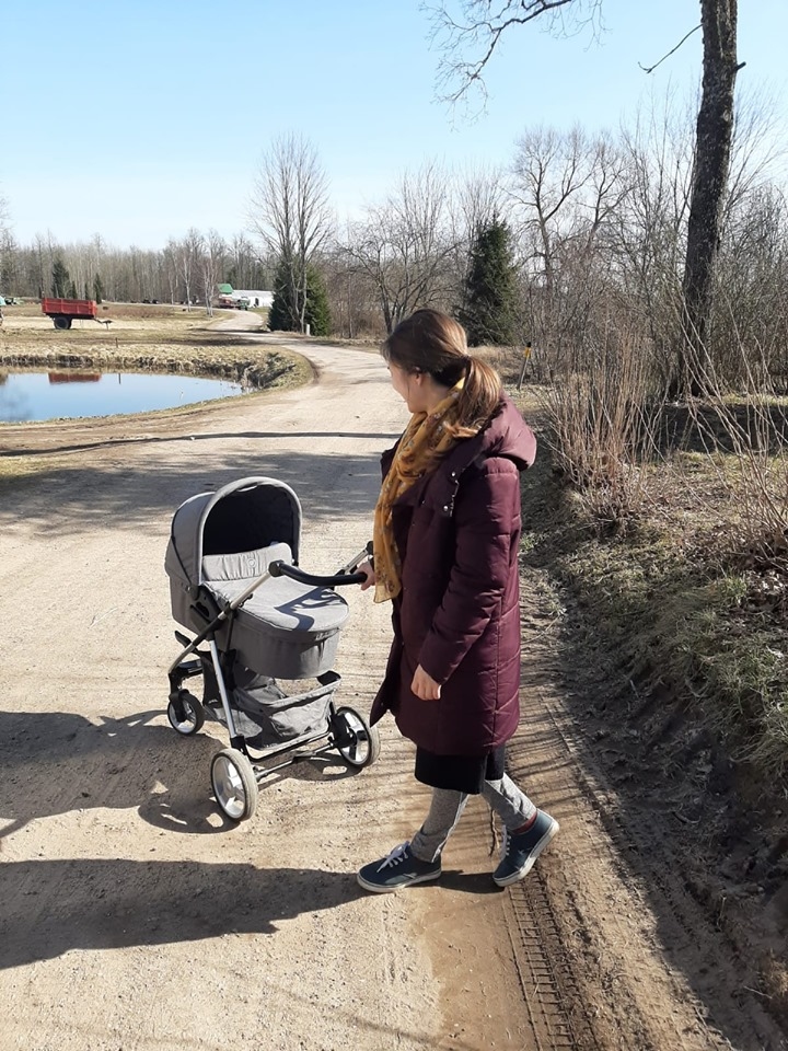 Kintijas Ostrovskas dēliņš Ralfs nāca pasaulē 21.martā. “Šobrīd ar jaundzimušo jūtos ļoti labi. Žēl, ka Latvijā ir izveidojusies šāda situācija, bet mēs to izturēsim! Mums jāpieveic tas draņķis! Variantu nav! Es ceru, ka cilvēki sāk saprast, ka tas ir ļoti nopietni! Mēs pastaigājamies tikai mājas tuvumā, nedodamies pat pie vecvecākiem vai radiem. Sēžam mājās un izbaudām viens otra mīlestību, iepazīstam viens otru,” saka Kintija. 
Autors: no privātā arhīva