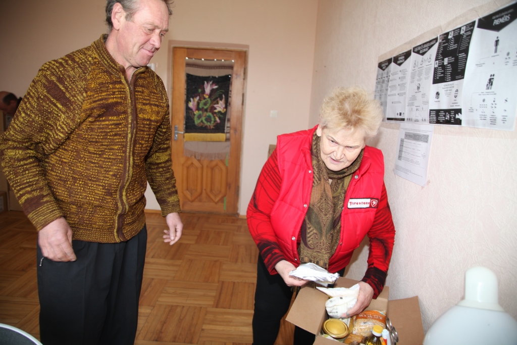 Telpa atbalsta saņemšanas punktā, kas atrodas Sarkanajā Krustā, piektdien tika piepildīta ar kartona kastēm – pārtikas pakām, kas sakrautas viena otrai virsū. Biruta Kozlovska uzsver, ka pārtikas paku saturs ir ļoti labs. Tam piekrīt arī Igors, kurš labprāt ļauj ielūkoties arī viņam izsniegtajā pārtikas pakā. “Kas tik tur nav iekšā! Ideālas,” uzsver B.Kozlovska.
Autors: Inita Savicka