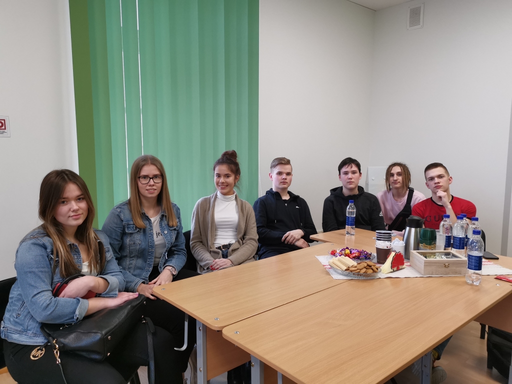 Tikšanās ar 2. vidusskolas skolēniem “Dzirkstelei” notika marta sākumā. Par savu dalību dažādās mācību olimpiādēs stāstīja: Elisa Mūrniece (no kreisās), Enija Baumgarte, Simona Anna Cāne (par viņas sasniegumiem rakstījām 17.martā), Lukass Stalīdzāns, Ričards Bubišs, Emīls Vīksniņš, Ņikita Trifonovs.   
Autors: Viktorija Slavinska-Kostigova