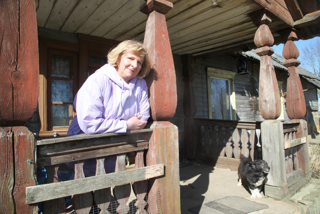 Māja, kurā Aivija Krūmiņa uzaugusi un turpina dzīvot, tikusi celta vien pāris gadus pēc Siltāju pamatskolas celtniecības darbu pabeigšanas 1873. gadā. Aptuveni 140 gadu laikā māja piedzīvojusi vairāku paaudžu maiņu, dažādus politiskos režīmus, bet kā pati Aivija atceras – šeit vienmēr svinēti svētki un dziedātas dziesmas.                                                                                                                                                                                
Autors: Gatis Bogdanovs