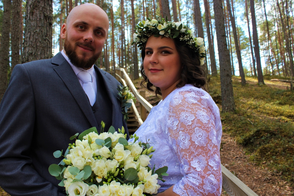 Kaspars un Elīza Abuži savā pirmajā randiņā vienkārši pastaigājušies pa Tirzu, parunājušies, pasēdējuši kafejnīcā. Abi sapratuši, ka būs kopīgi ejamais ceļš. Kopš sestdienas abi ir jaunais Abužu pāris.   
Autors: Arnita Paldere