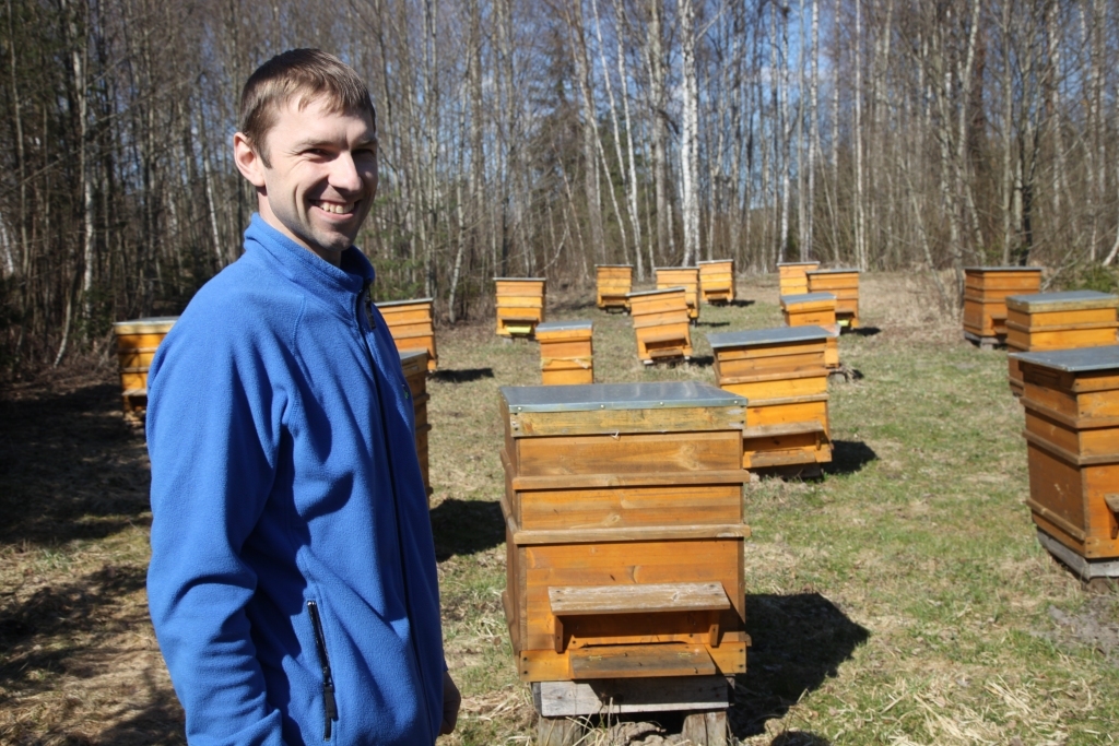 “Kopējais dāvinātā medus daudzums mūsu reģionā ir aptuveni 120 kilogrami,” stāsta Latvijas Biškopības biedrības Gulbenes nodaļas vadītājs Rolands Krevics.            
Autors: no “Dzirksteles” arhīva