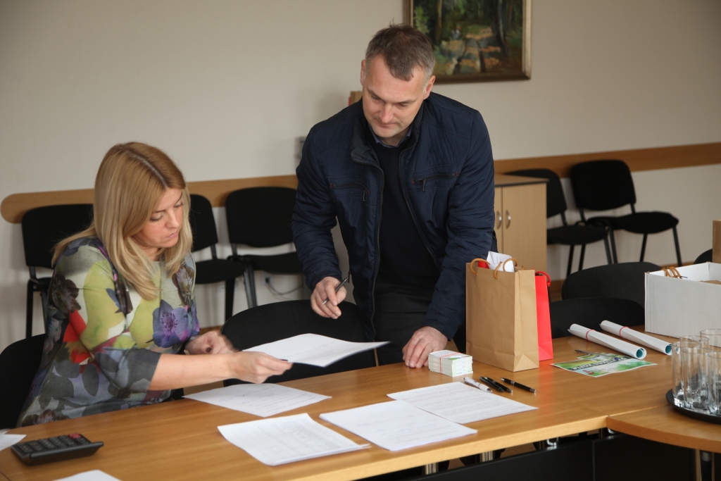Gulbenes novada pašvaldības izpilddirekotre Lienīte Reinsone izsniedz speciālās pārtikas kartes Līgo un Daukstu pagasta pārvaldes vadītājam Uldim Doņukam. 
Autors: Gatis Bogdanovs