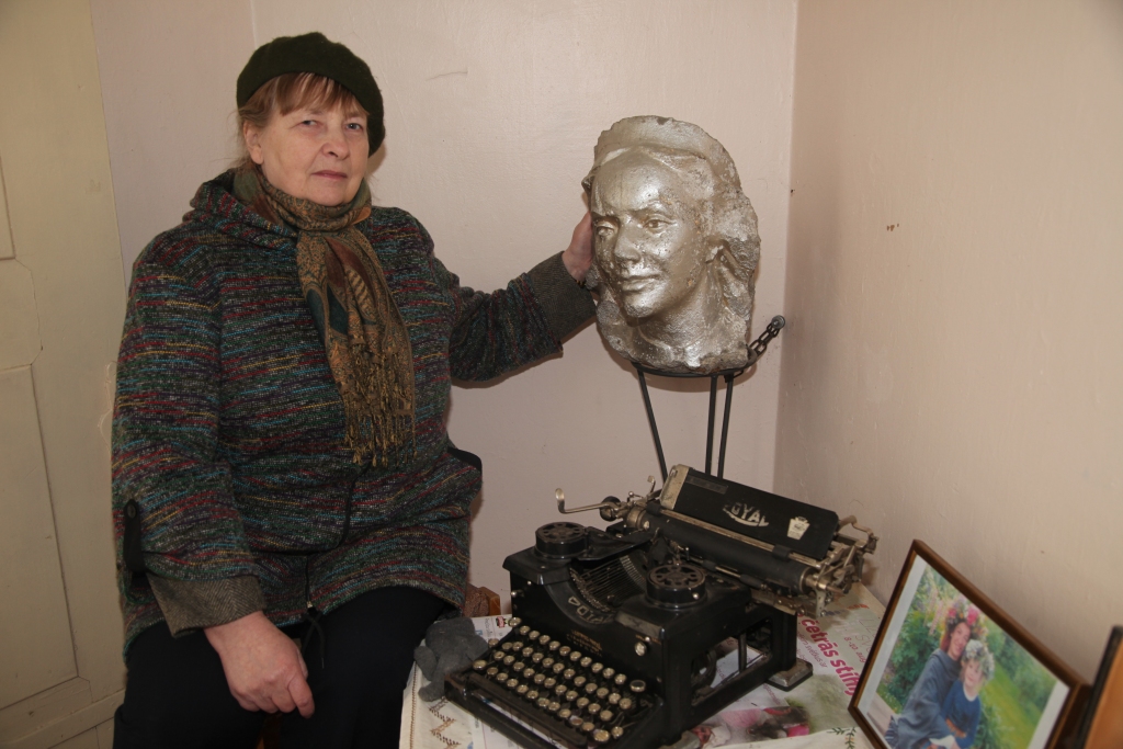 “Tautumeita” ir unikāla arī ar to, ka tai ir divas galvas. “Šo notikumu pati neatceros, tas ir atstāstīts. Proti, kad skulptūra bija uzstādīta, tai pazuda galva. Tā nenokrita, galva tikusi nozāģēta. Tad mūsu vietējam tēlniekam Vilim Zvaigznītim (tas pats meistars, kurš veidojis Gosupes velnu – red.) palūdza, lai viņš pēc fotogrāfijas uztaisa skulptūrai galvu. Viņš pēc attēla uztaisīja tieši tādu pašu. Īstā galva pazuda, neviens nezināja, kur tā ir. Deviņdesmitajos gados Juris Pajats, kurš dzīvoja “Rubenēs”, mežmalā, kur sakrāmēti laukakmeņi, galvu atrada. “Rubenēs” savā laikā bija kāzu muzejs, un tad galva bija nolikta tur pagalmā. Kad kāzu muzejs beidza pastāvēt, skulptūras galvu atveda uz skolas muzeju. Tagad tā atrodas muzeja telpās,” stāsta Vaira Briede (attēlā).  
Autors: Gatis Bogdanovs