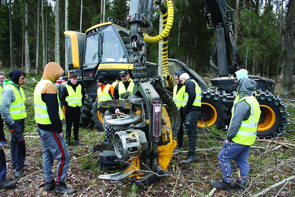Audzēkņi programmā “Meža mašīnu operators” reāli iepazīst meža tehniku. 	 
Autors: Ogres tehnikums