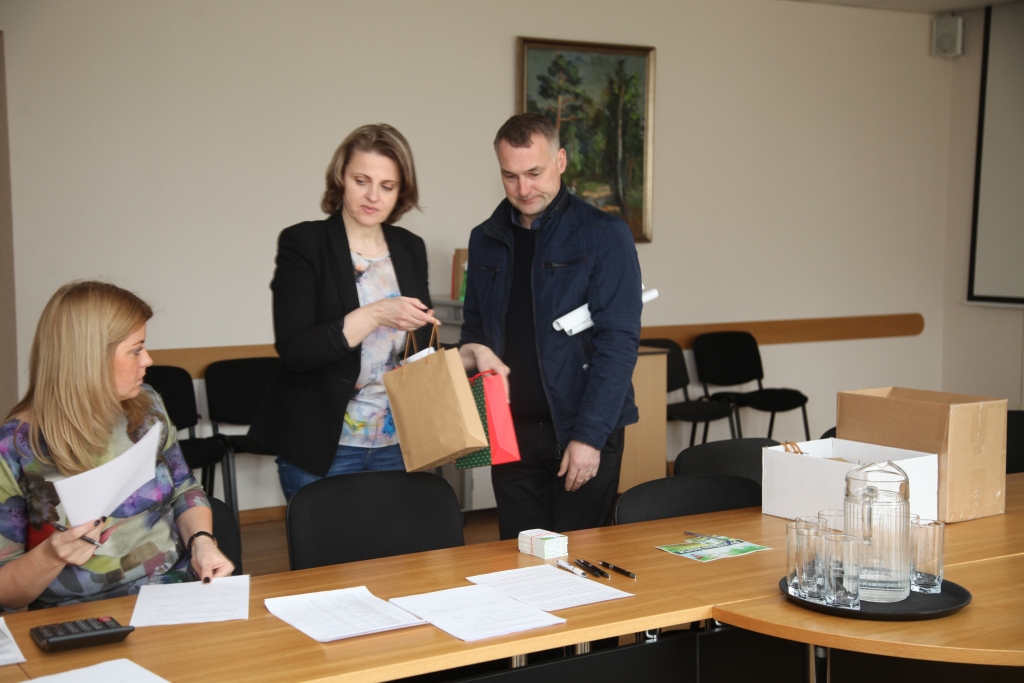 Pārtikas kartes pret parakstu tika izsniegtas pagastu pārstāvjiem, arī Līgo un Daukstu pagasta pārvaldes vadītājam Uldim Doņukam. Izsniegšanas procesā piedalījās Gulbenes novada pašvaldības izpilddirektore Lienīte Reinsone (no kreisās) un Gulbenes novada Izglītības pārvaldes vadītāja Edīte Kanaviņa. 
Autors: Gatis Bogdanovs