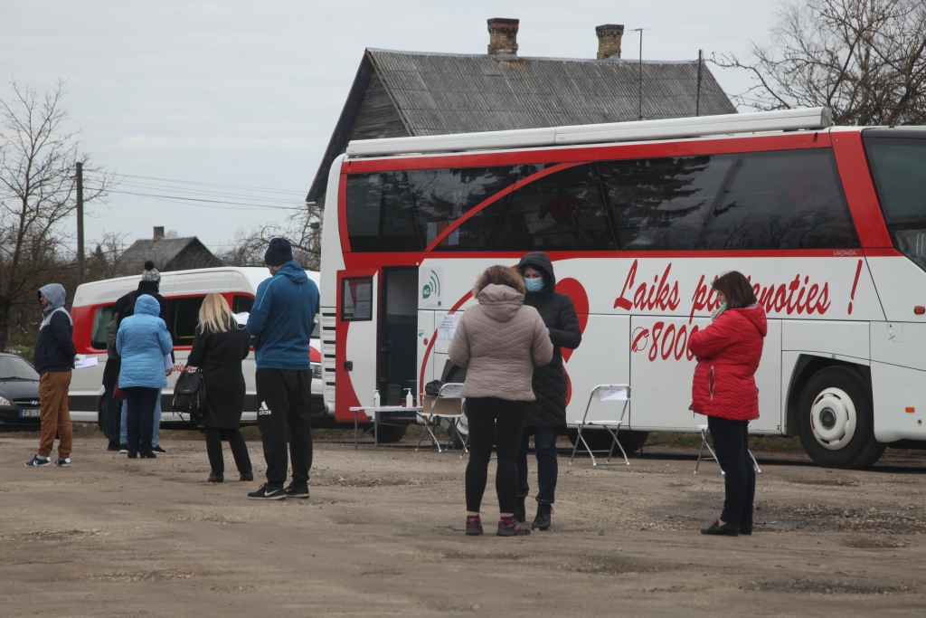 Valsts asinsdonoru centrs ar “Dzirksteles” starpniecību saka lielu paldies gulbeniešiem, kuri ieradās nodot asinis,  neņemot vērā neērtības, un bija saprotoši, jo asinis bija jānodod specializētā autobusā, nevis telpā, kā citās reizēs. 	
Autors: Gatis Bogdanovs