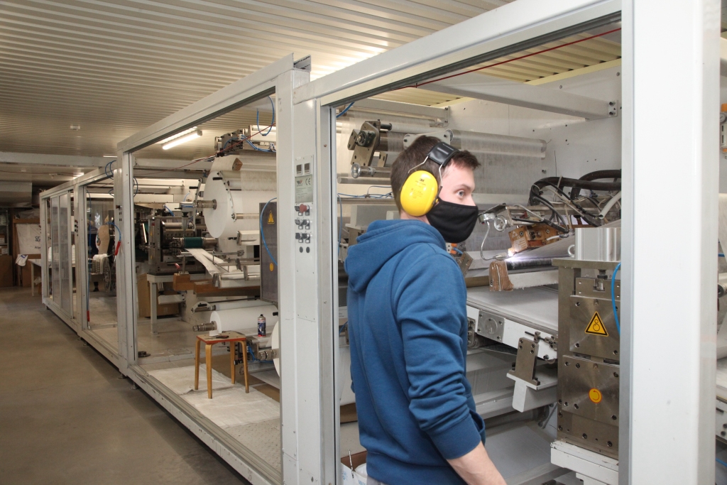 “Savā darba maiņā ražošanas līnijas operators. Ražotnē darbības pirmsākumos darbs noticis uz vienkāršākas ražošanas līnijas. Attīstoties tikusi iegādāta šī – jaudīgāka un ātrāka ražošanas līnija. Šobrīd, strādājot uz abām ražošanas iekārtām, 14 stundu laikā Lizuma ražotnē tiek saražoti 85 līdz 100 tūkstošiem paladziņu.” 
Autors: Gatis Bogdanovs