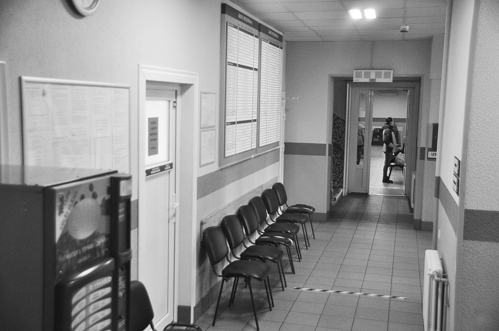 Iestādēs, kas sniedz ambulatoros pakalpojumus, pacientu plūsma būtiski saruka jau brīdī, kad vēl nebija Veselības ministrijas noteikto ierobežojumu par plānveida palīdzības saņemšanu. Daļa pacientu uz pieteiktajām vizītēm neieradās, baidoties no iespējamas inficēšanās. 
Autors: Dainis Ģelzis