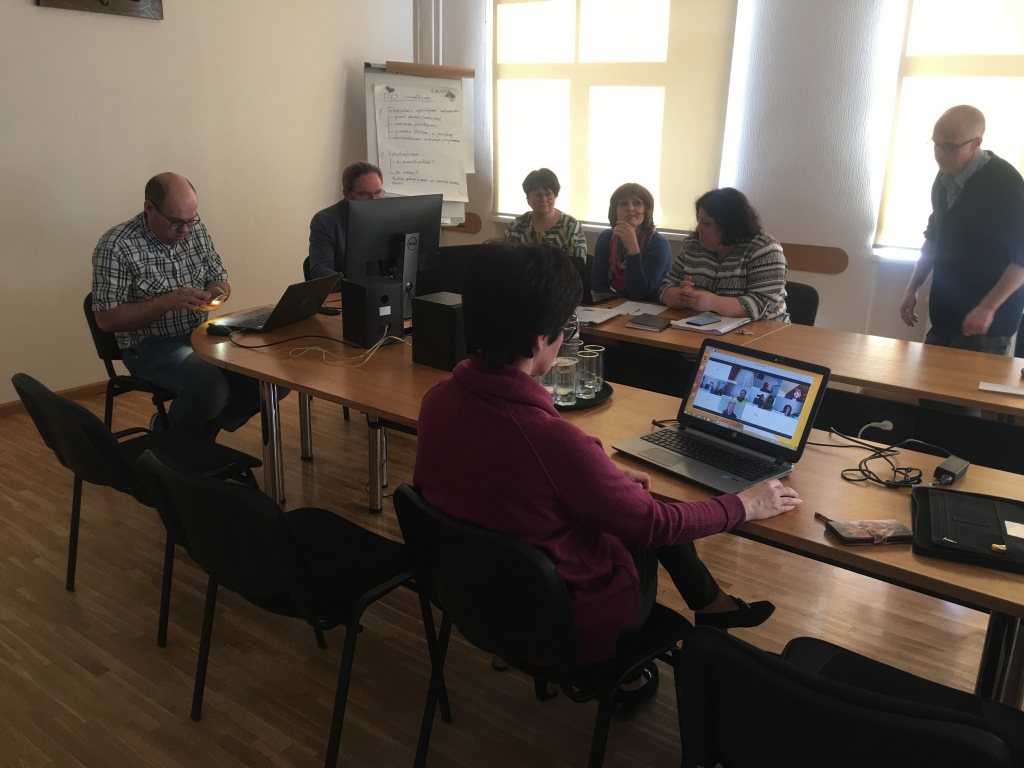 Iesākuma neiet kā pa sviestu. 22.aprīlī tautsaimniecības komitejas sēdes norisi videokonferences režīmā no Gulbenes novada pašvaldības administratīvās ēkas asistēja četru pašvaldības datorspeciālisti. Un vienalga bija aizķeršanās. Iemesls – grūtības salāgot deputātu personisko datortehniku darbam tiešsaistē “Nameja” sistēmā.
Autors: Diāna Odumiņa