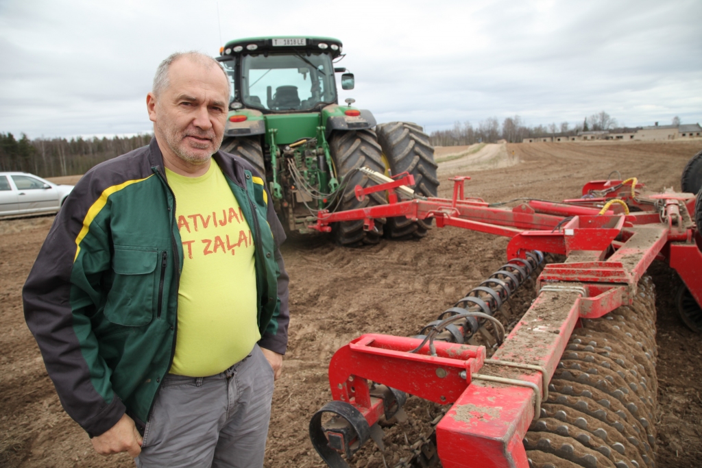 Uzņēmējs Alvils Pētersons atzīst, ka nav divu vienādu sezonu un divas vienādas zemes, tāpēc arī pieredzes bagātajiem lauksaimniekiem vienmēr ir iespēja iemācīties ko jaunu. Dalīšanās pieredzē un sev noderīgas informācijas saņemšana – vieni no rīkoto lauksaimnieku pēcpusdienu ieguvumiem.	
Autors: Gatis Bogdanovs