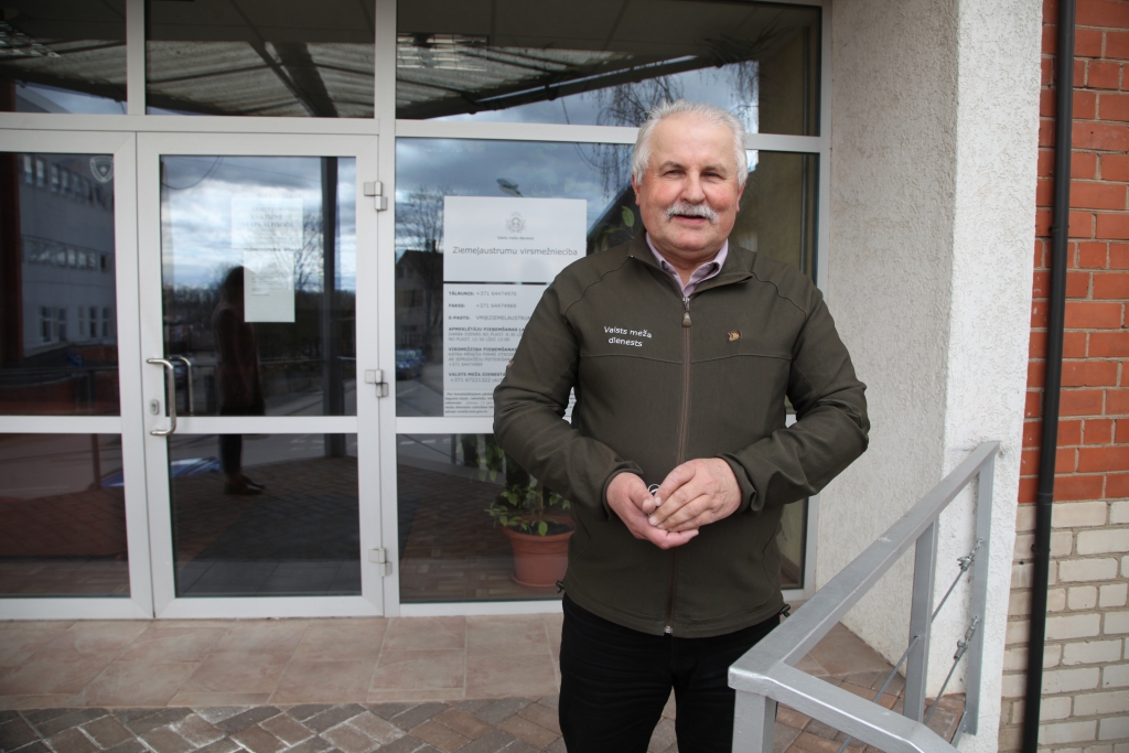 Meža ugunsgrēka laikā sadeg viss dzīvais. “Tās ir ne tikai čūskas vai ērces, arī mazie dzīvnieki, dažādi kukaiņi, putni, kuri ligzdo uz zemes,” uzsver Pēteris Drozdovs. 	
Autors: Gatis Bogdanovs