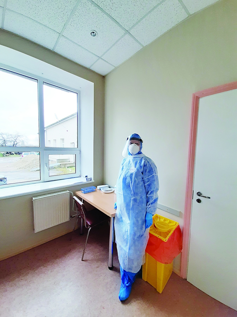 “Centrālās laboratorijas” speciālists visā ekipējumā. Pacients, kurš ierodas nodot analīzes, parasti tiek apkalpots 10 līdz 15 minūtēs.  
Autors: Kristīne Ūdre