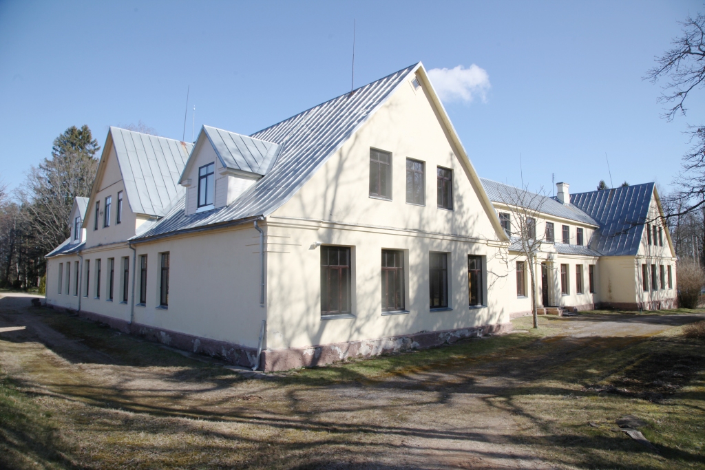 Telpas bijušajā Stāmerienas pamatskolā tiks pielāgotas jaunajām vajadzībām - “Dzirkstelei” apstiprina Stāmerienas pagasta pārvaldes vadītājs Ainārs Brezinskis. Tas esot jautājums, kuru risina novada pašvaldības vadība. Vispirms nepieciešams līgums ar Zemessardzi, pēc tam notiks vienošanās par remonta risinājumiem. Visticamāk, tiks izsludināts iepirkums telpu un vides pielāgošanas veikšanai.  
Autors: no “Dzirksteles” arhīva