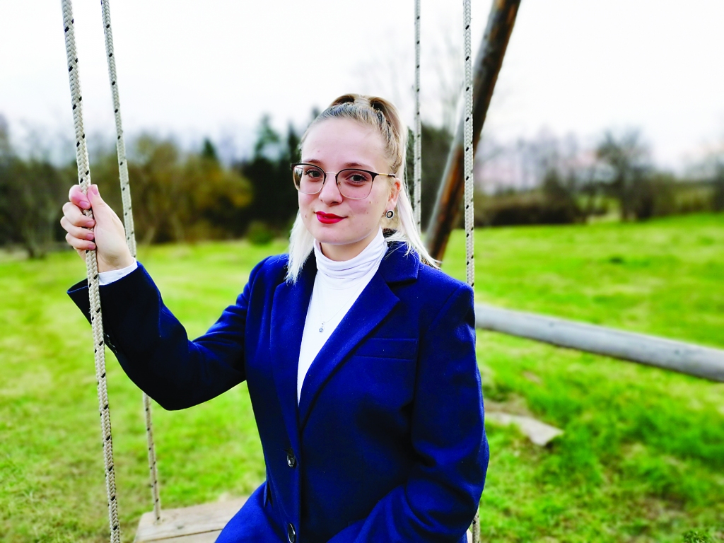 Santa Skangale neslēpj, ka grib uzkrāt pieredzi un zināšanas, lai nākotnē nebūtu atkarīga ne no viena. “Gribu strādāt no sava datora, apceļot ar busiņu pasauli, būt pati sev priekšnieks un baudīt dzīvi,” atvērta jaunajām tehnoloģiju iespējām ir topošā mājaslapu optimizācijas speciāliste.   
Autors: Viktorija Slavinska-Kostigova