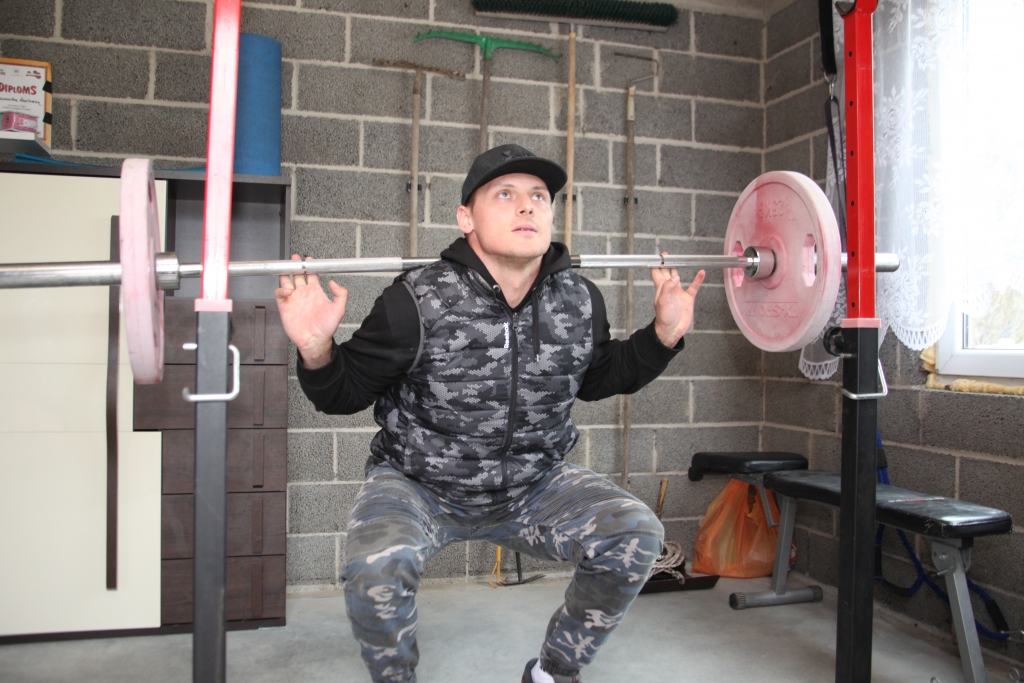 Lai arī sezona ir noslēgta, Daumants Dreiškens savās mājās iespēju robežās turpina trenēties un uzturēt sevi labā fiziskajā formā. 
Autors: Gatis Bogdanovs