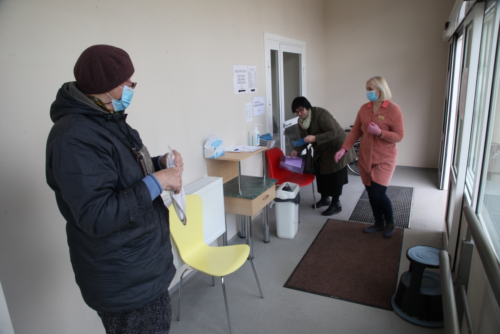 Bez medicīniskās palīdzības neesam atstāti. SIA “Balvu un Gulbenes slimnīcu apvienība” aicina iedzīvotājus, ja ir kādas veselības problēmas, laikus meklēt palīdzību pie ārstiem. Iespējams, šis laiks rada bažas apmeklēt ārstus klātienē, bet Gulbenes slimnīcā tiek ievēroti visi drošības pasākumi, kā arī ir ieviesta darbinieku darba drošības kārtība. Ir uzsākta arī darbinieku testēšana izlases kārtībā uz COVID-19. Piesardzība jāievēro arī pacientiem. Ieejot slimnīcā, pacientiem obligāti jāvelk bahilas un sejas maska. 	
Autors: Gatis Bogdanovs