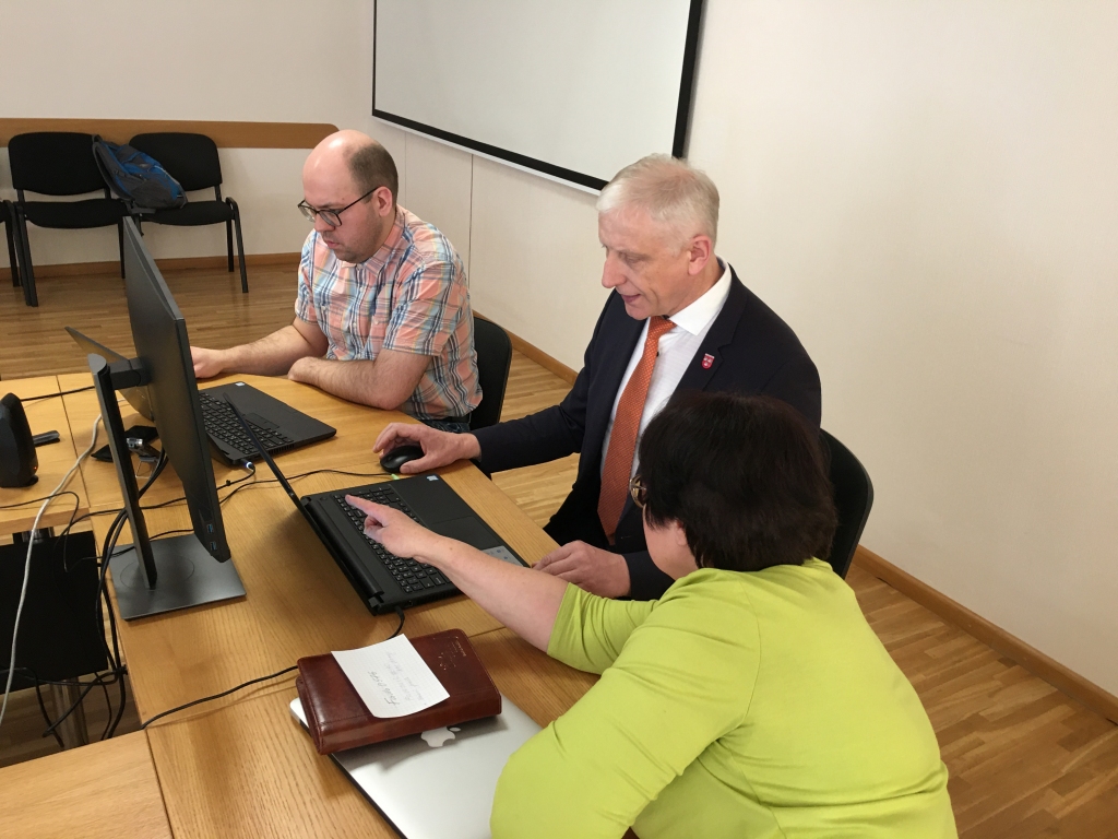 Bez praktizēšanās mūsdienu tehnoloģijas apgūt nevar, “Dzirkstelei” pauda novada domes priekšsēdētājs Normunds Audzišs (centrā), mudinot deputātus COVID-19 krīzes laikā strādāt domē attālināti. Finanšu komitejas sēdes laikā viņam asistēja pašvaldības datorspeciālists Intars Umbraško un Kancelejas nodaļas vadītāja Līga Nogobode. 
Autors: Diāna Odumiņa