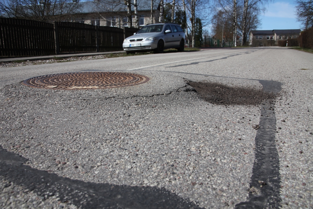 Akas Vidus ielā. Tādas tās ir visas ielas garumā un padara nervozus gan autovadītājus, gan iedzīvotājus. 
Autors: Gatis Bogdanovs