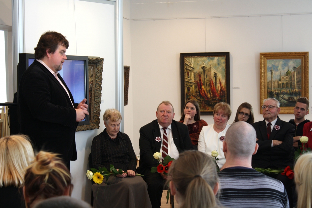 2015. gadā Latvijas Republikas neatkarības atjaunošanas 25. gadadienas svinībās, kas notika Gulbenes novada vēstures un mākslas muzejā. No labās: Sarmis Mednis, Andris Apinītis ar dzīvesbiedri Velgu, Pētera Gabranova dzīvesbiedre Anastasija.	
Autors: no GNVM muzeja arhīva