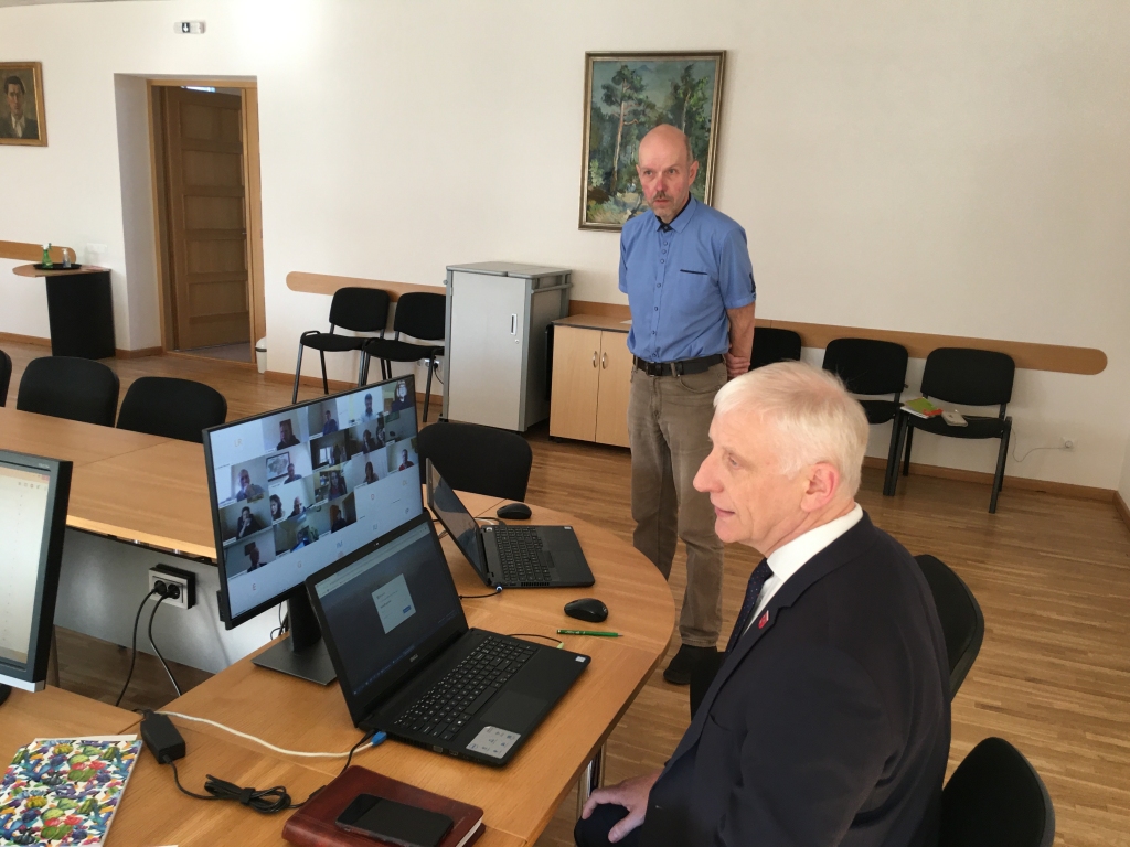 Ilgi, ar nelielu aizķeršanos, tomēr raiti un konstruktīvi notika Gulbenes novada domes 30.aprīļa sēde, deputātiem balsojot elektroniski. Šādu darba formu paredzēts saglabāt arī tad, kad domes sēdes jau atkal varēs notikt klātienē. Tā sen jau strādā Saeima, Rīgas dome. Arī Gulbenes novada deputāti iet laikam līdzi. “Mēs ejam uz priekšu progresā un resursu ziņā,” saka domes priekšsēdētājs Normunds Audzišs.
Autors: Diāna Odumiņa