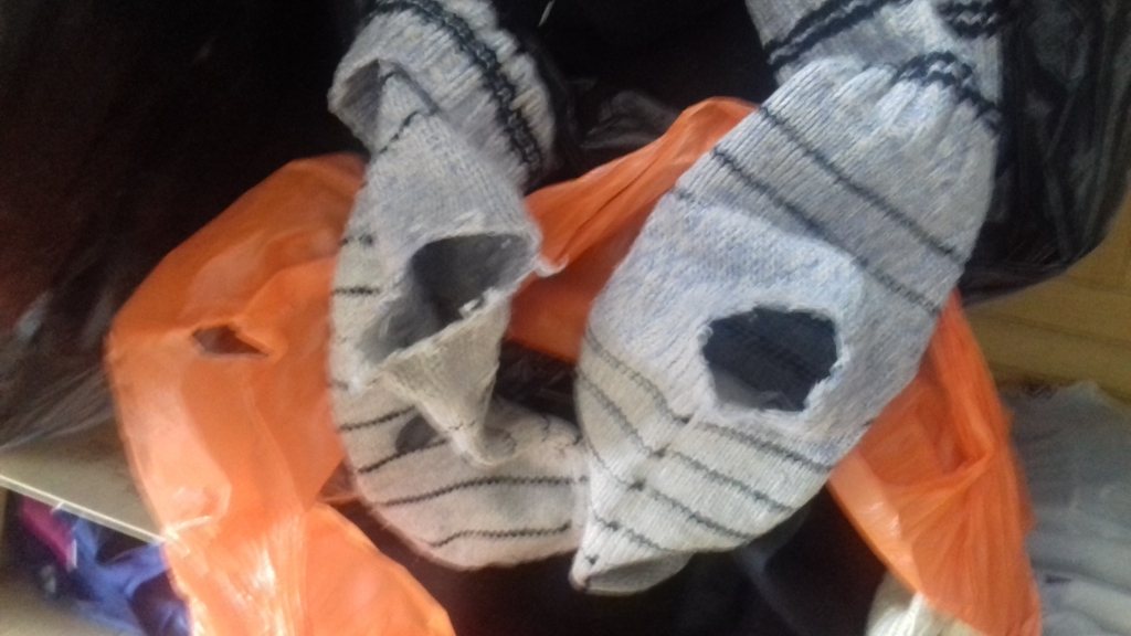 Trīs maisus ar saplēstam, netīrām drēbēm 5.maija rītā savā teritorijā aiz vārtiem atraduši Latvijas Sarkanā Krusta Gulbenes komitejas darbinieki. Viņi lūdz iedzīvotājus tā nerīkoties, cienīt sevi un citus.
Autors: no personiskā arhīva