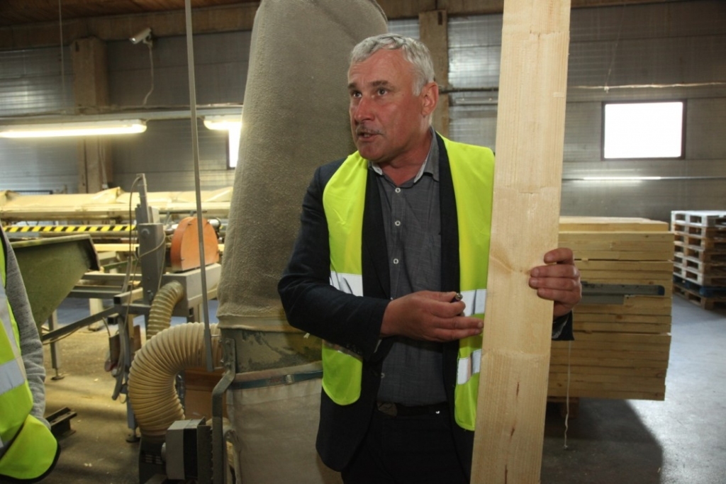 SIA “Avoti SWF” nodrošina darba vietas vairāk nekā 400 strādniekiem, kuri galvenokārt ir novada iedzīvotāji. Uzņēmējs un ražotnes direktors Uldis Misiņš cer, ka šābrīža apstākļi pasaulē un Latvijā drīz mainīsies un varēs atsākt mēbeļu ražošanu pat ar vēl lielāku jaudas potenciālu, kas dos iespēju radīt pat jaunas darba vietas. 	
Autors: no “Dzirksteles” arhīva