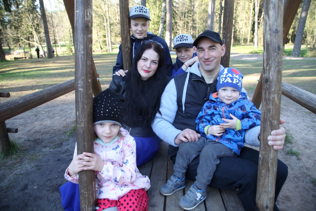 Vecākais dēls Viesturs saka, ka viņa mamma ir gudra un izpalīdzīga, savukārt Valters uzsver, ka mamma ir kārtīga, smuka, labi audzināta, arī stingra. Meitiņa Ieva ir brāļu lutināta. Savukārt mazais dēliņš Kristaps pārspējot visus ģimenē. Ne reizi vien Vineta Jogure kopā ar vīru Ģirtu esot prātojuši, kā tas tā var būt, ka tik mazs cilvēciņš var diktēt visu kārtību mājās, cikos ģimene celsies un cikos ies ārā. “Kad visa ģimene ir kopā, tad izjūtu neizsakāmu piepildījumu un mieru,” atzīst Vineta.	
Autors: Gatis Bogdanovs