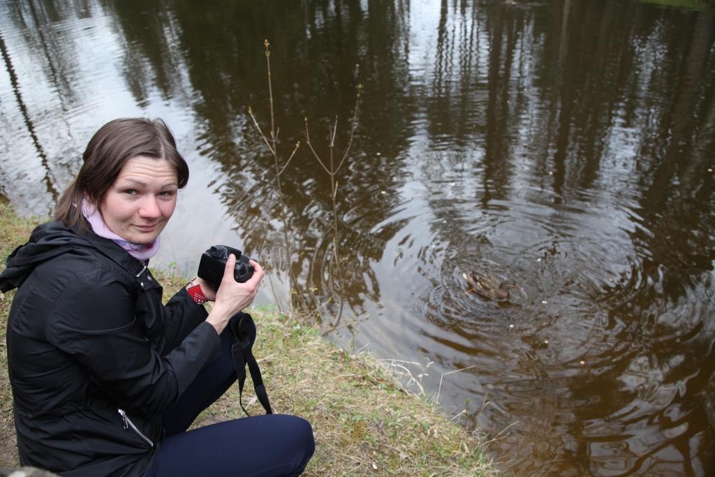 Anda Krima zina, ka putni jāfotografē piesardzīgi, lai neiztraucētu, arī pie ligzdām viņa netuvojas. “Fotografēju mirklī, kad ieraugu kokos, uz tīruma vai uz zemes. Bet putnus fotografēt nav nemaz tik viegli - tie ir aši, nesēž un negaida, kad viņus nofotografēs. Te viņš ir, te jau ir aizlidojis prom,” saka Anda.				                    Foto: Gatis Bogdanovs